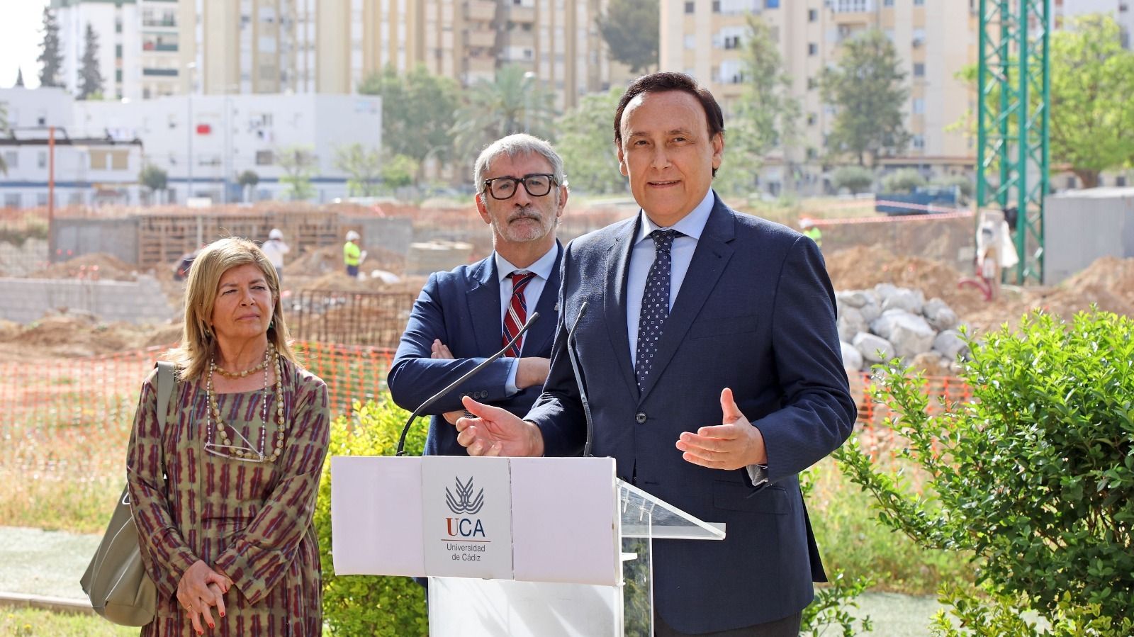 José Carlos Gómez Villamandos, junto a Francisco Piniella e Isabel Paredes ante las obras de aulario Carmelo García Barroso.