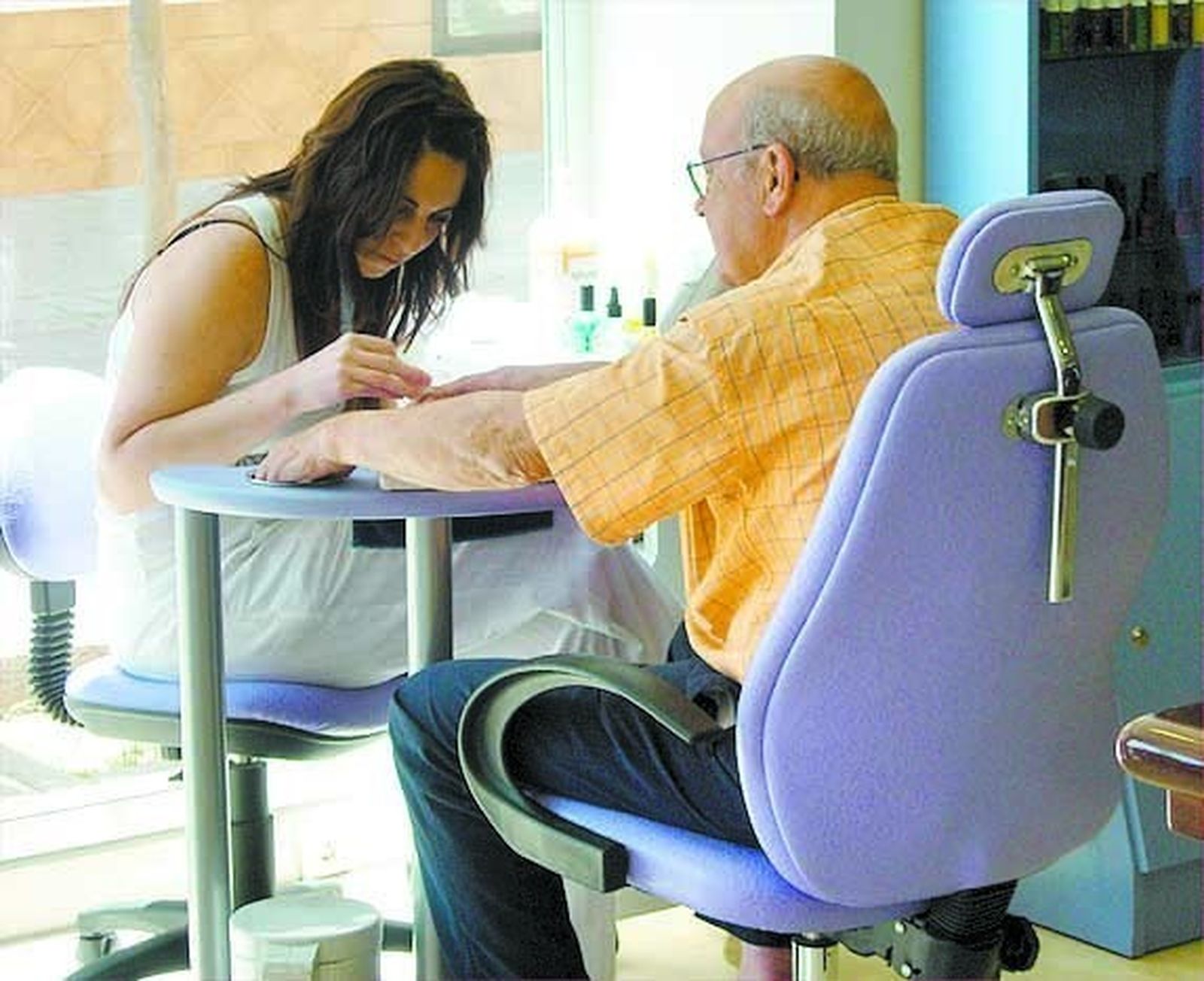 Además de cupones, los granadinos acuden a clínicas para cuidarse.