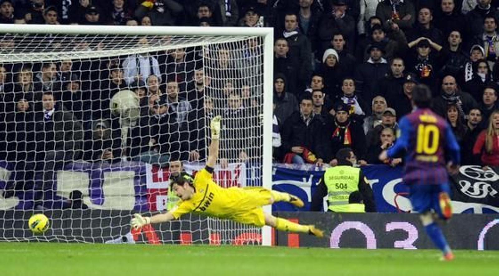 El balón entra en la portería de Casillas en el gol de Alexis. / AFP