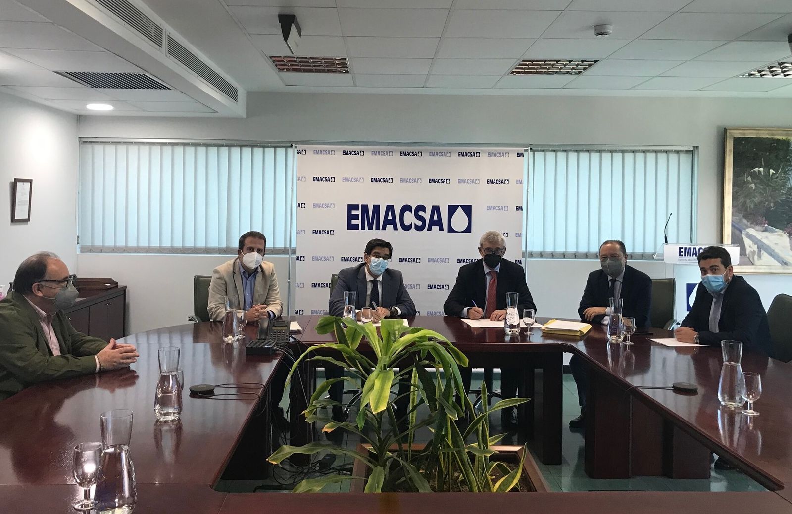 Asistentes a la firma del acuerdo.