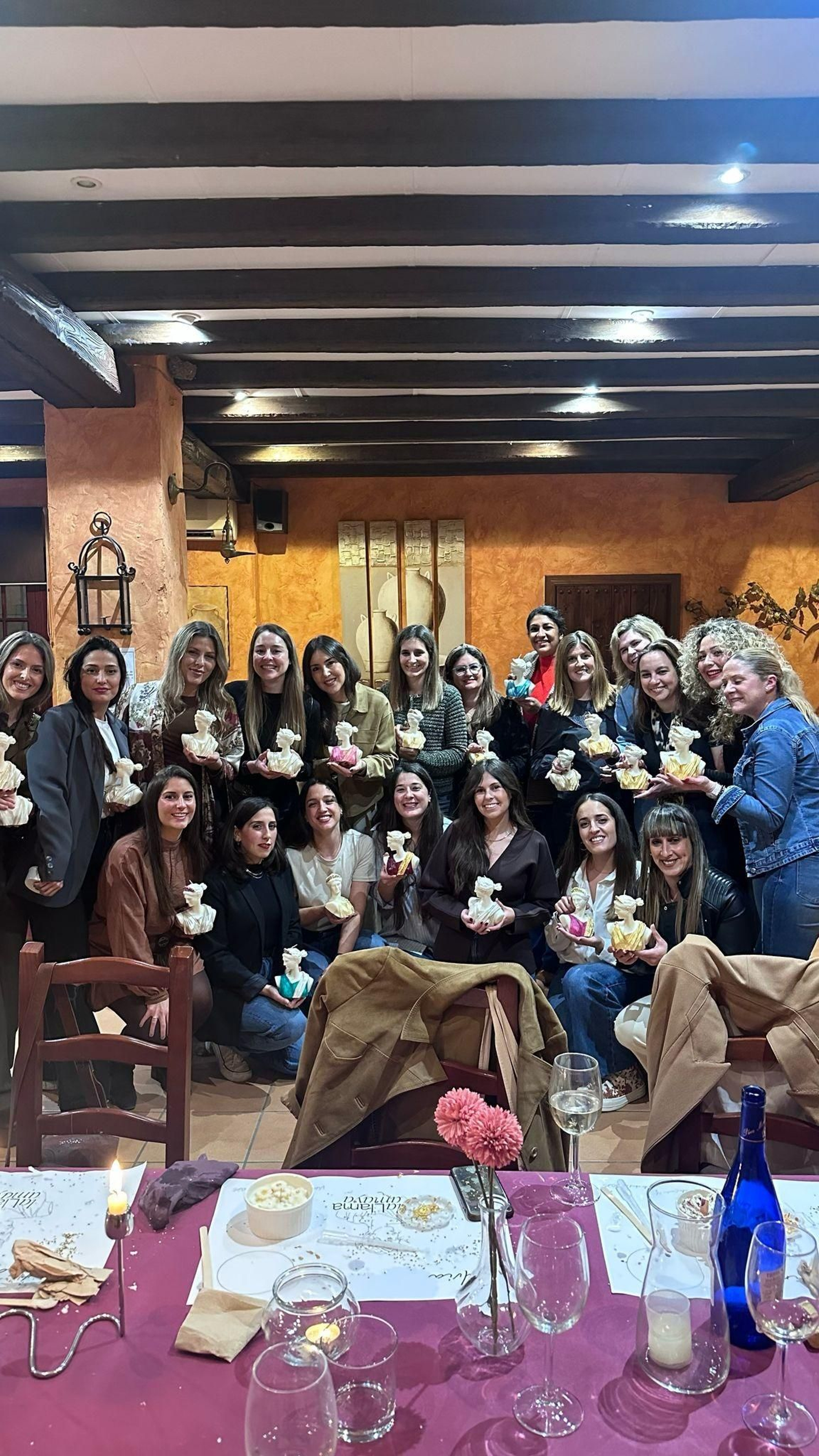 Una imagen del último grupo participante en la iniciativa, con la organizadora, Alejandra Pérez (abajo, tercera por la derecha), en el Mesón Don Paco. Una imagen del último grupo participante en la iniciativa, con la organizadora, Alejandra Pérez (abajo, tercera por la derecha), en el Mesón Don Paco.