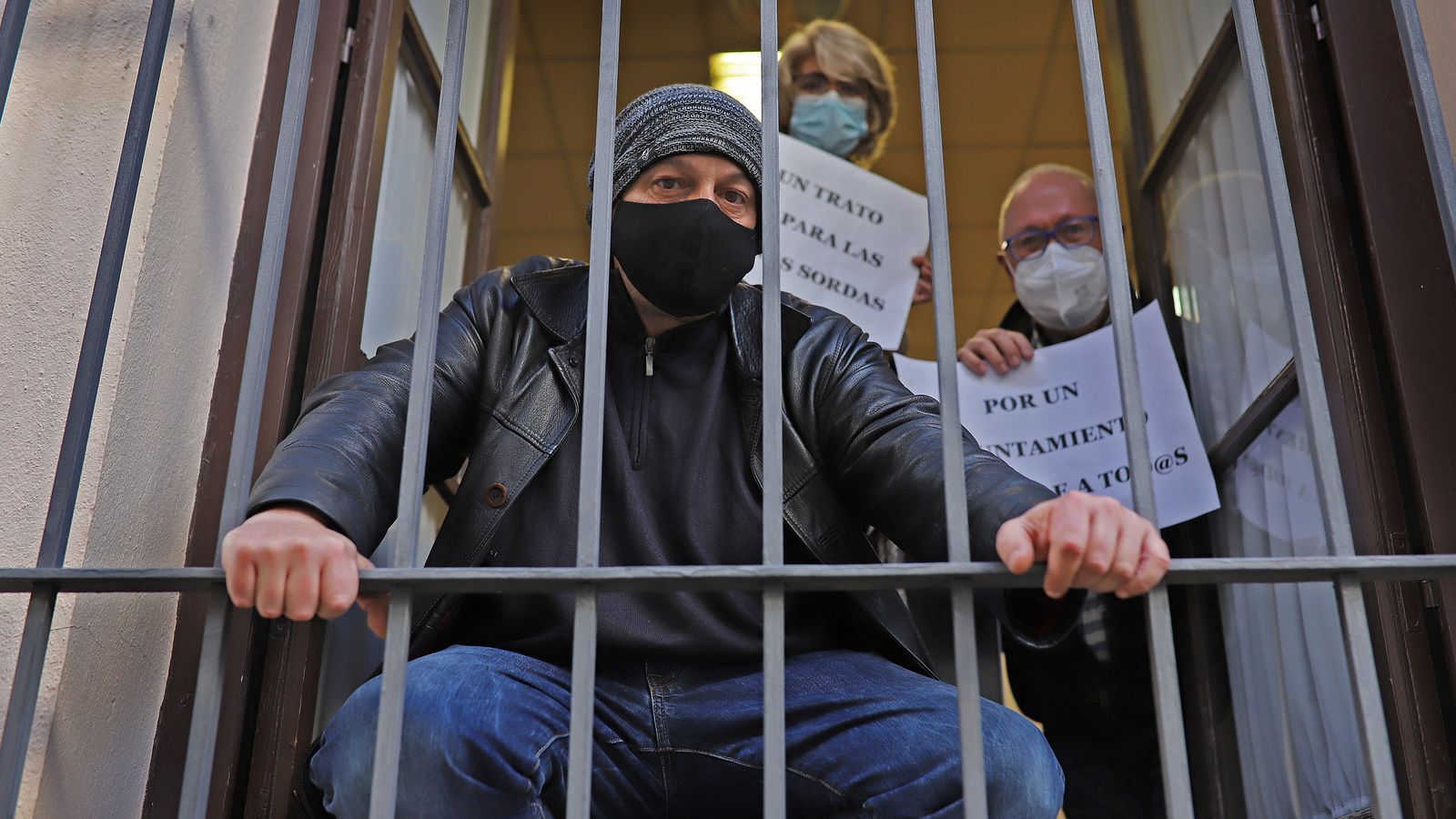 El edil de IU y los miembros de la Asociación de Personas Sordas, encerrados en el Ayuntamiento.