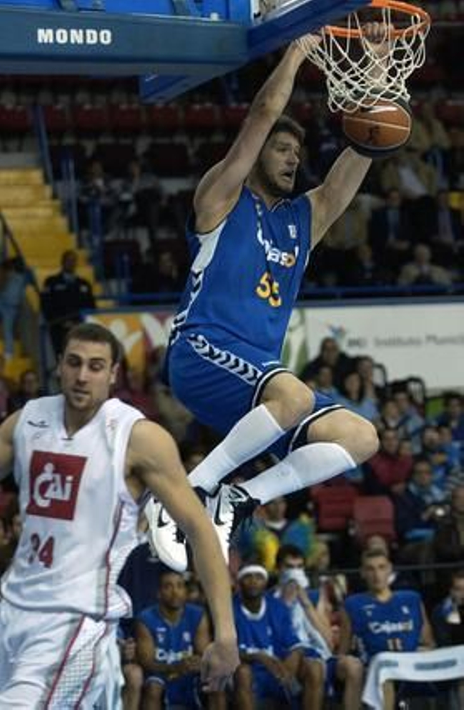 Ivanic machara el aro del CAI. / Manuel Gómez