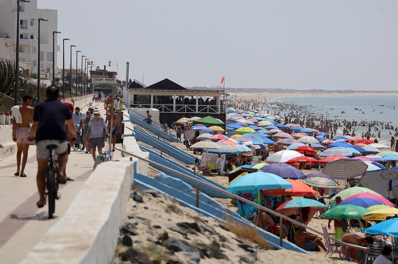Imágenes del caluroso día en la playa de Matalascañas