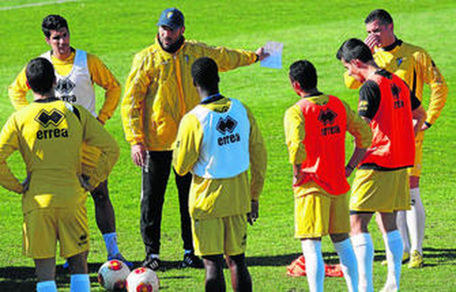 Raúl Agné da intrucciones a varios jugadores durante un entrenaminto del Cádiz.