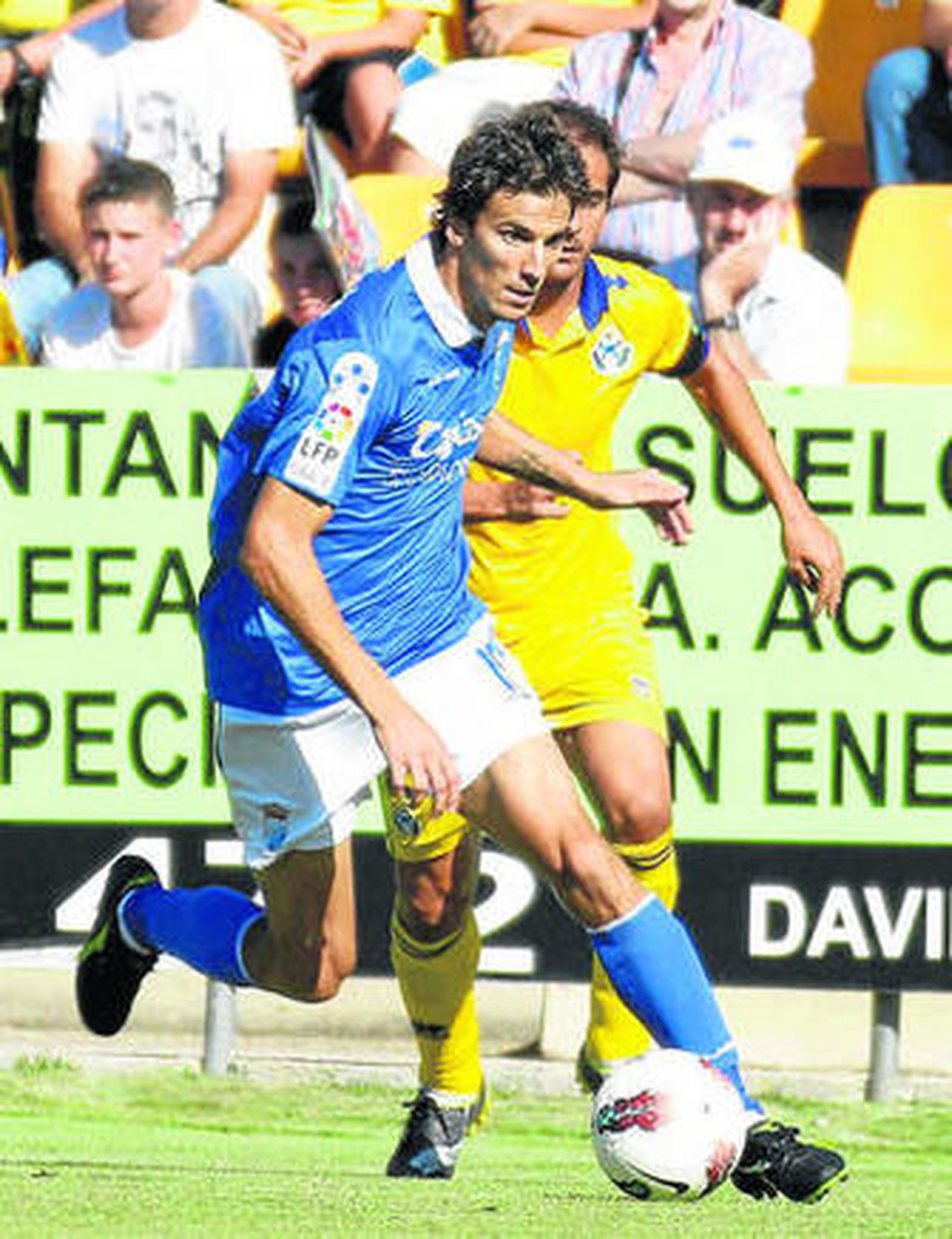 Óscar Díaz se escapa perseguido por un jugador del Alcorcón.