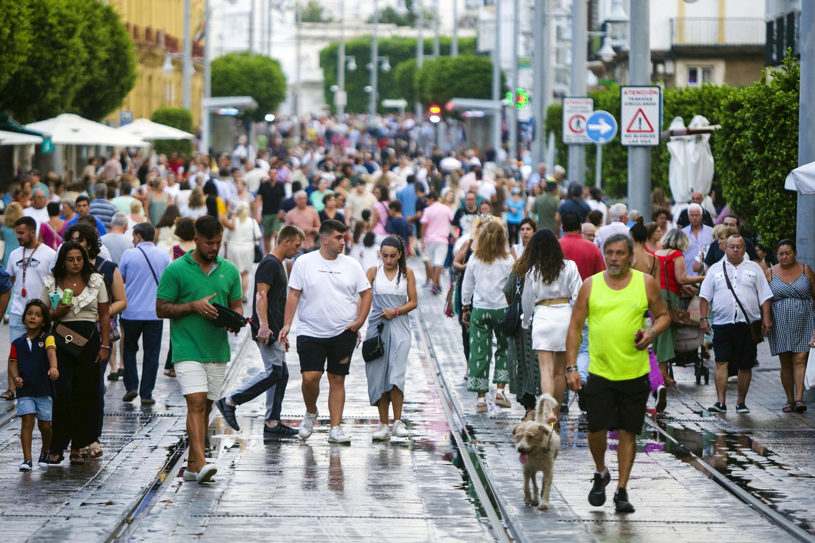 La calle Real de San Fernante atestada de personas paseando