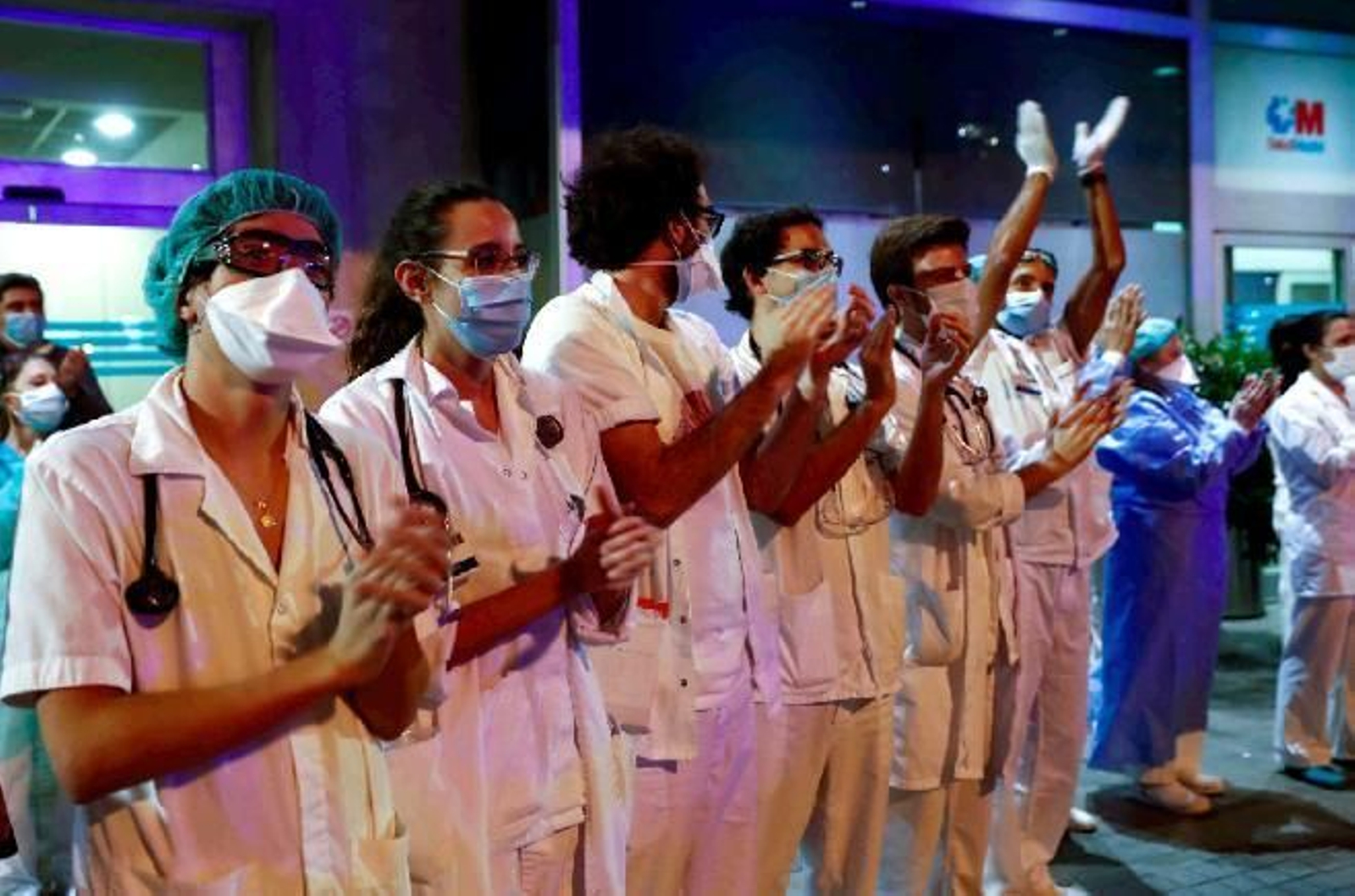 Decenas de sanitarios aplauden a la entrada del hospital Fundación Jiménez de Madrid.