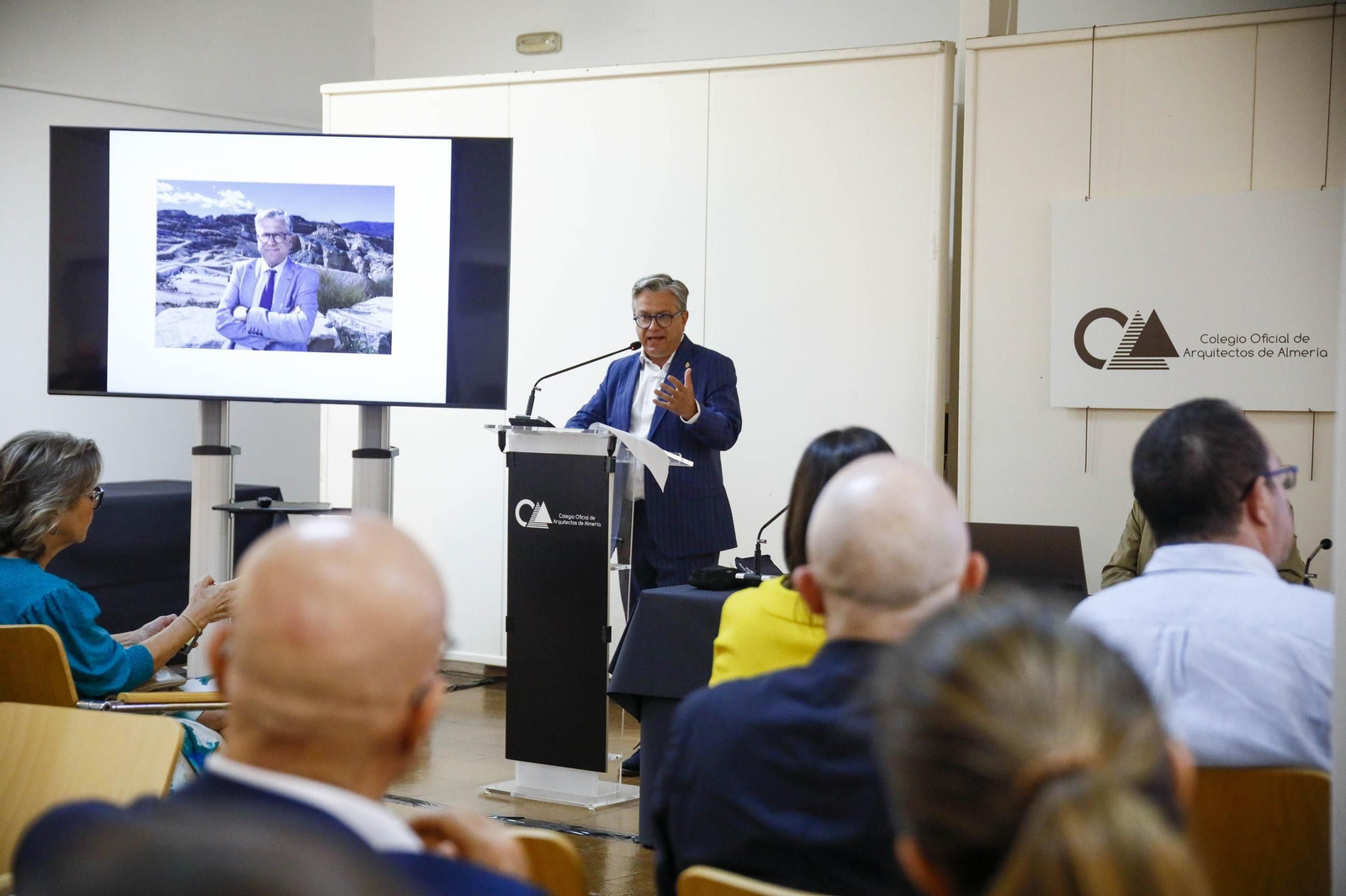 Imágenes del nombramiento como colegiado de honor a Santiago Alfonso en el colegio oficial de arquitectos de Almería