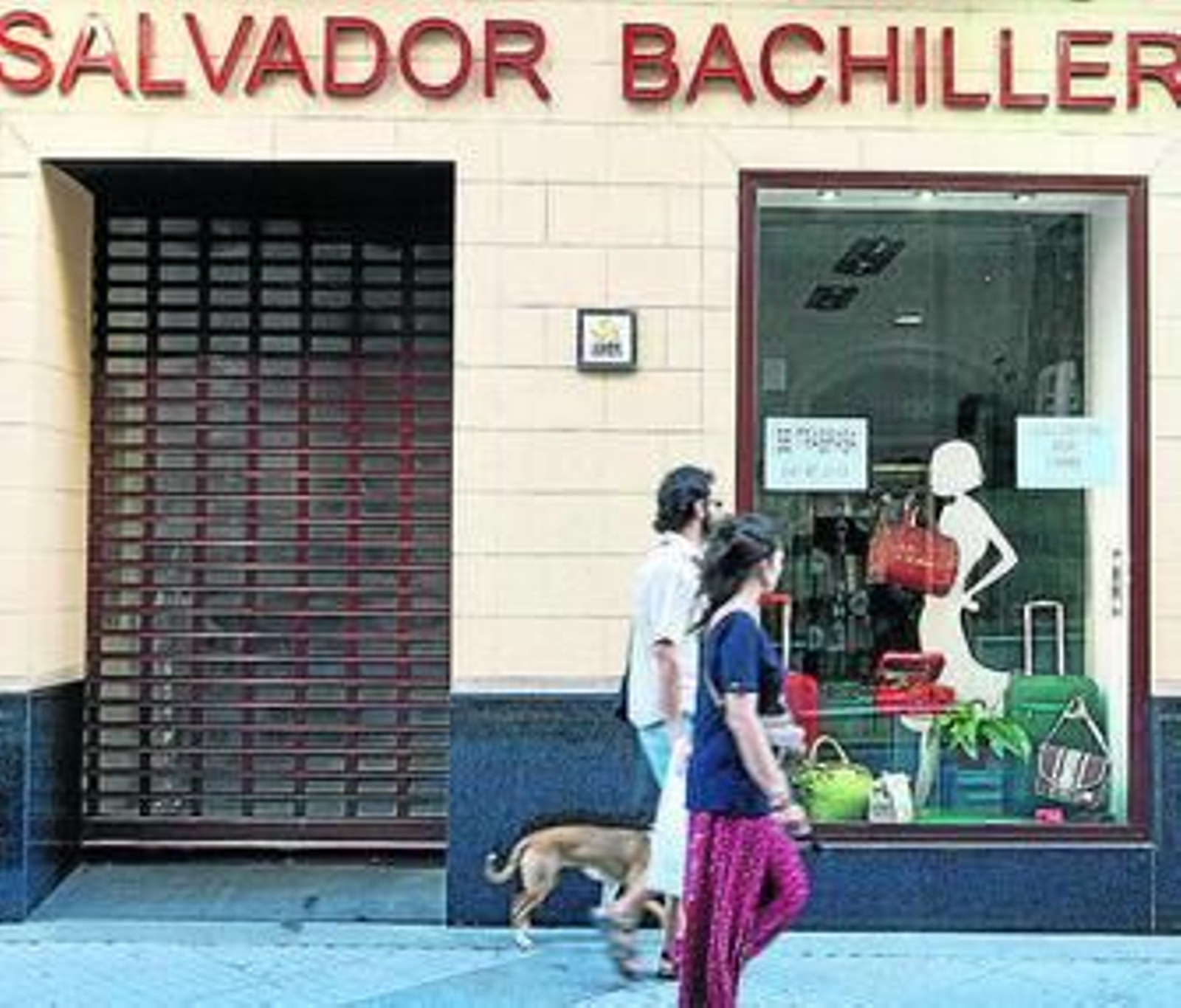 El escaparate de Salvador Bachiller, en Ancha, anuncia su cierre.