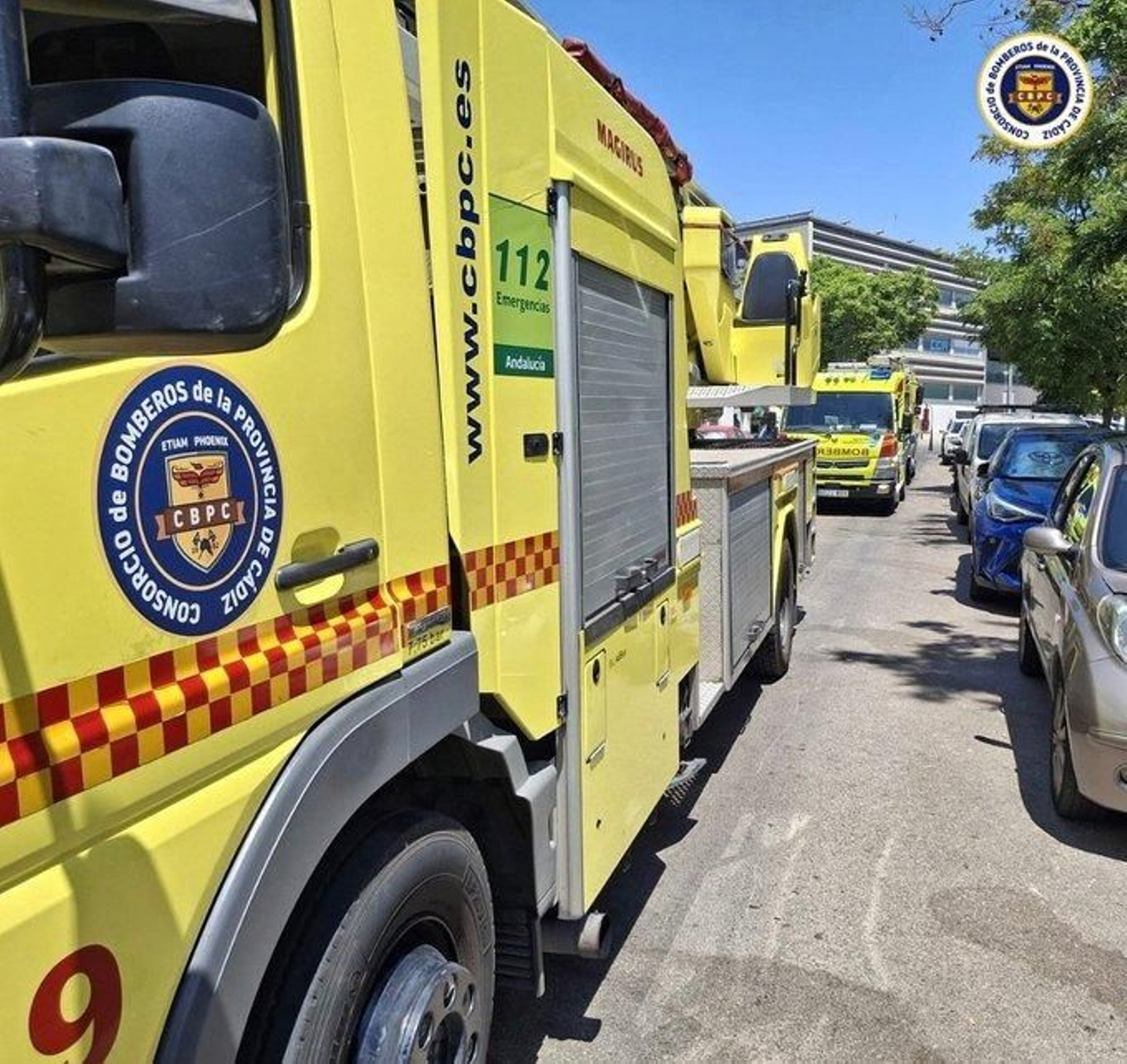 Los efectivos de bomberos en la calle José DeMaría López Campúa por el incendio en un ático