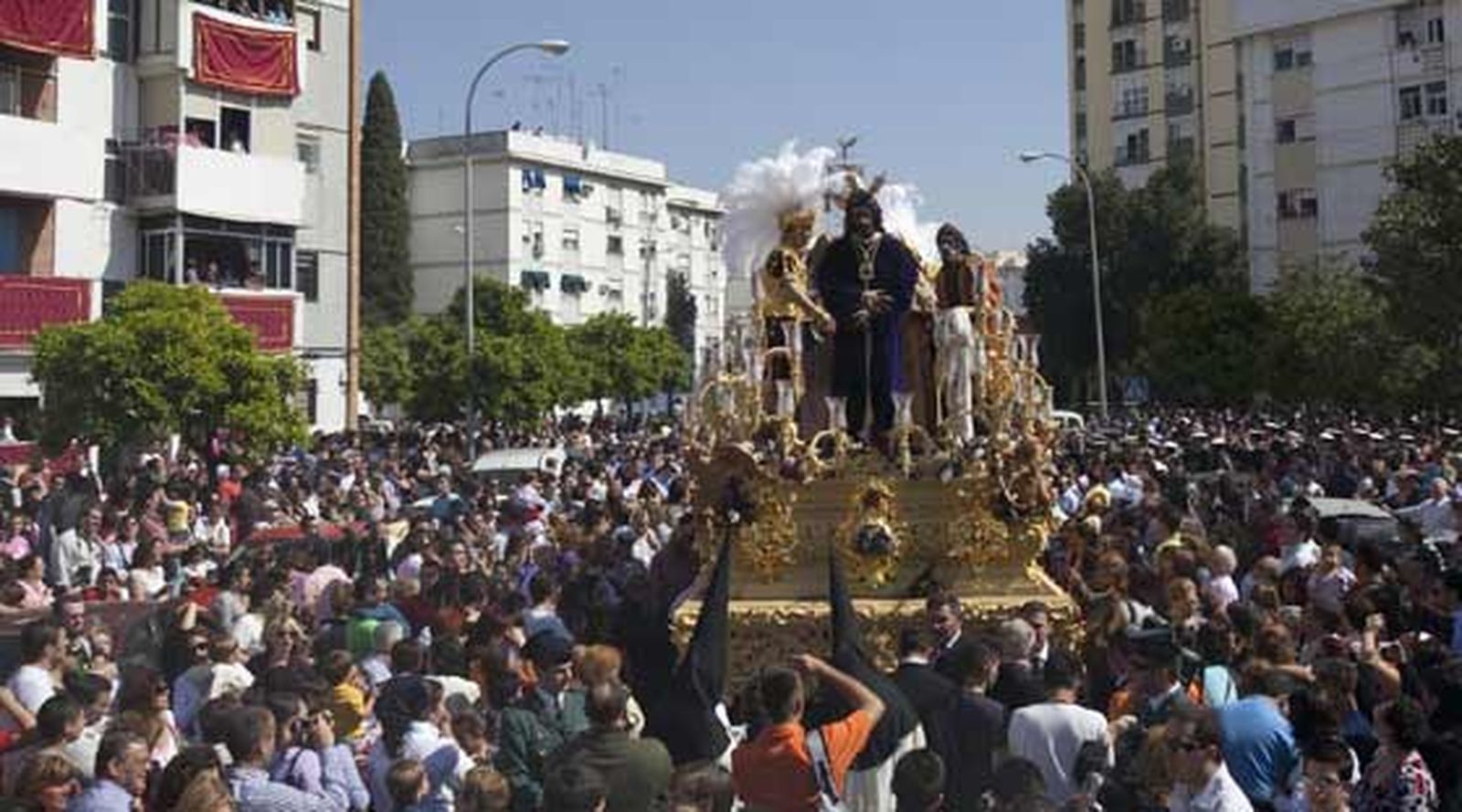 Todo el barrio se echa a la calle para arropar a la Hermandad del Polígono en su segundo año de carrera oficial.

Foto: Jaime Martínez
