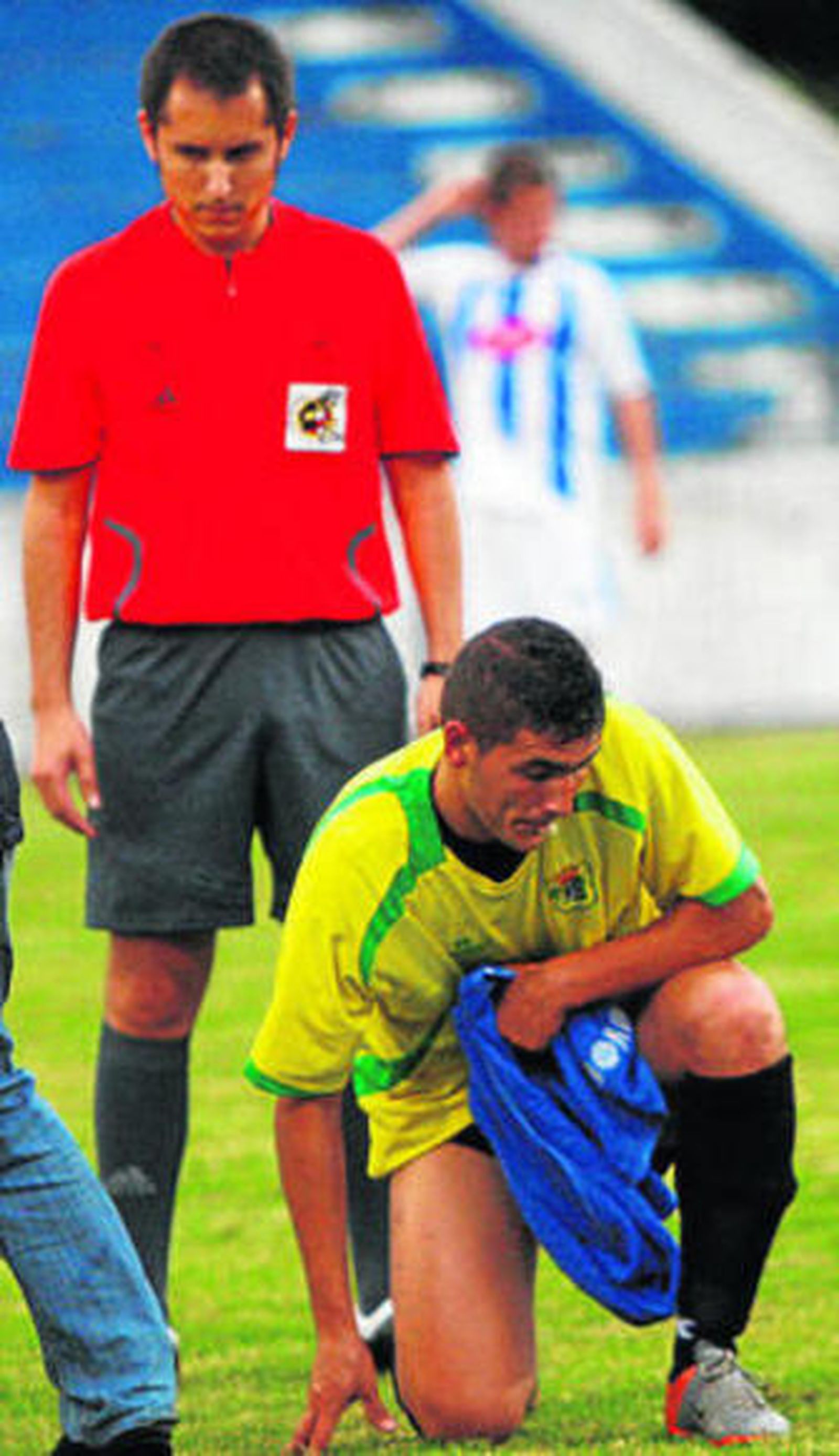 Juanjo se levanta tras una caída en el partido ante el Industrial.