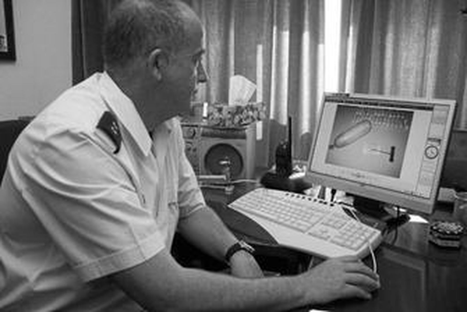 Salvador García, inspector jefe del Grupo de Policía Judicial de Ronda, enseña parte de la droga intervenida.