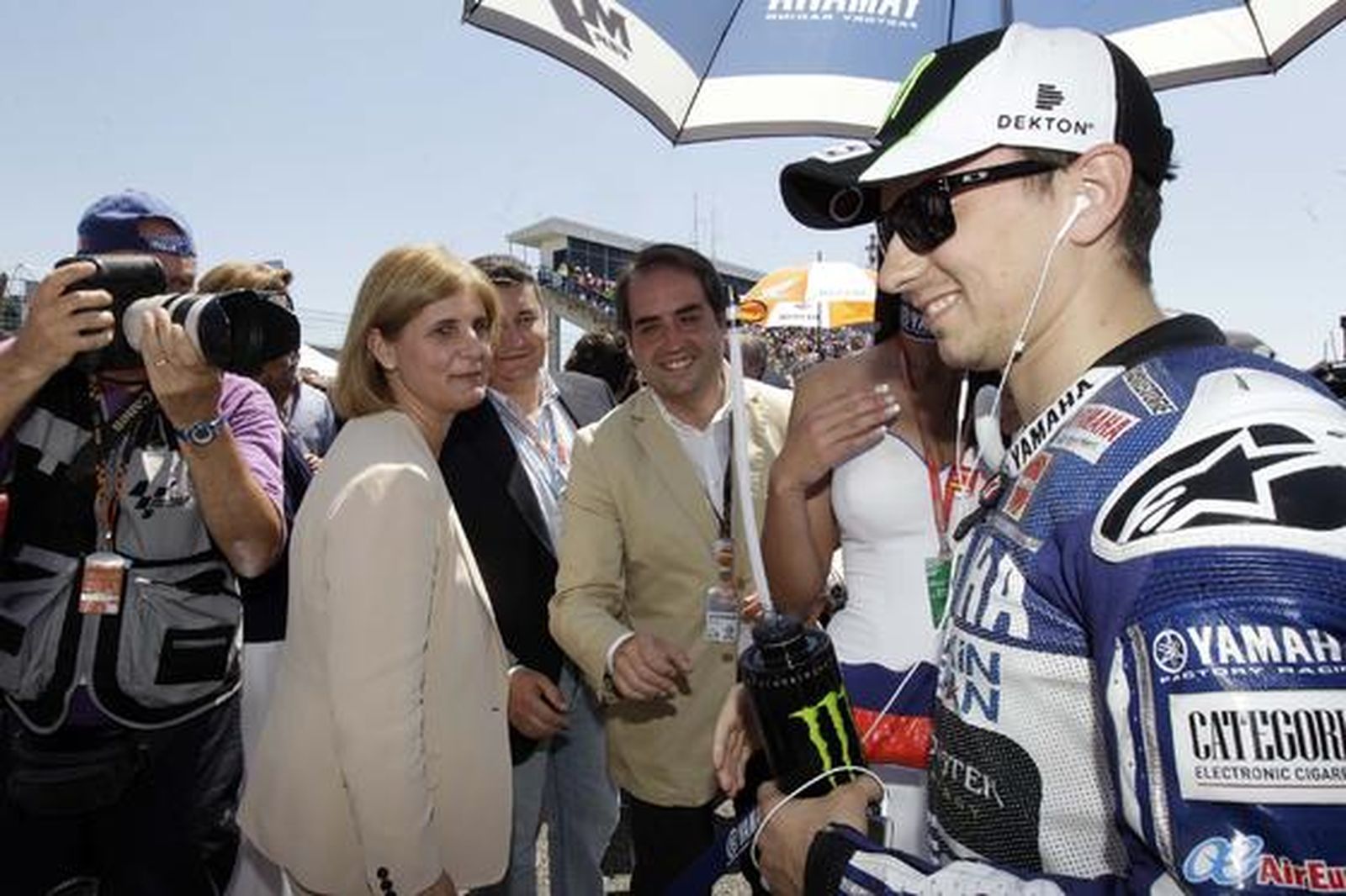María José García-Pelayo, alcaldesa de Jerez, Antonio Saldaña, Primer Teniente de Alcalde, saludan a Jorge Lorenzo.