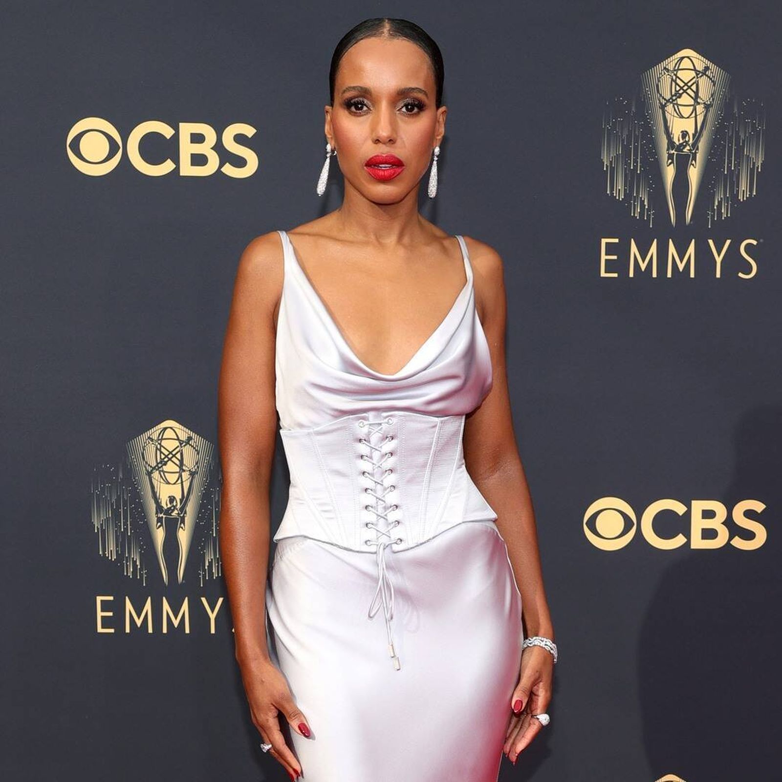 Kerry Washington, muy sexy con corsé plateado.