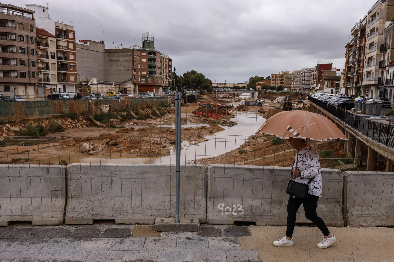 El barranco de La Saleta, en Aldaia (Valencia), se ha desbordado de madrugada, a la altura del dique de Bonaire.
