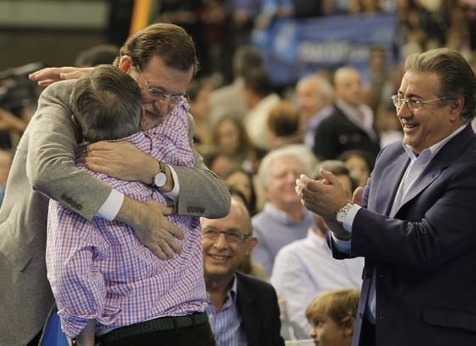 Mariano Rajoy ofrece un mitin en el palacio de deportes de Sevilla, con la presencia de Javier Arenas, Juan ignacio Zoido y Cristobal Montoro, entre otros miembros del Partido Popular.

Foto: El mitin del Partido Popular en Sevilla, en im?nes