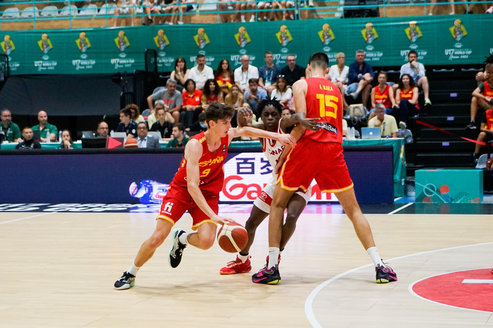 Sergio de Larrea bota el balón.