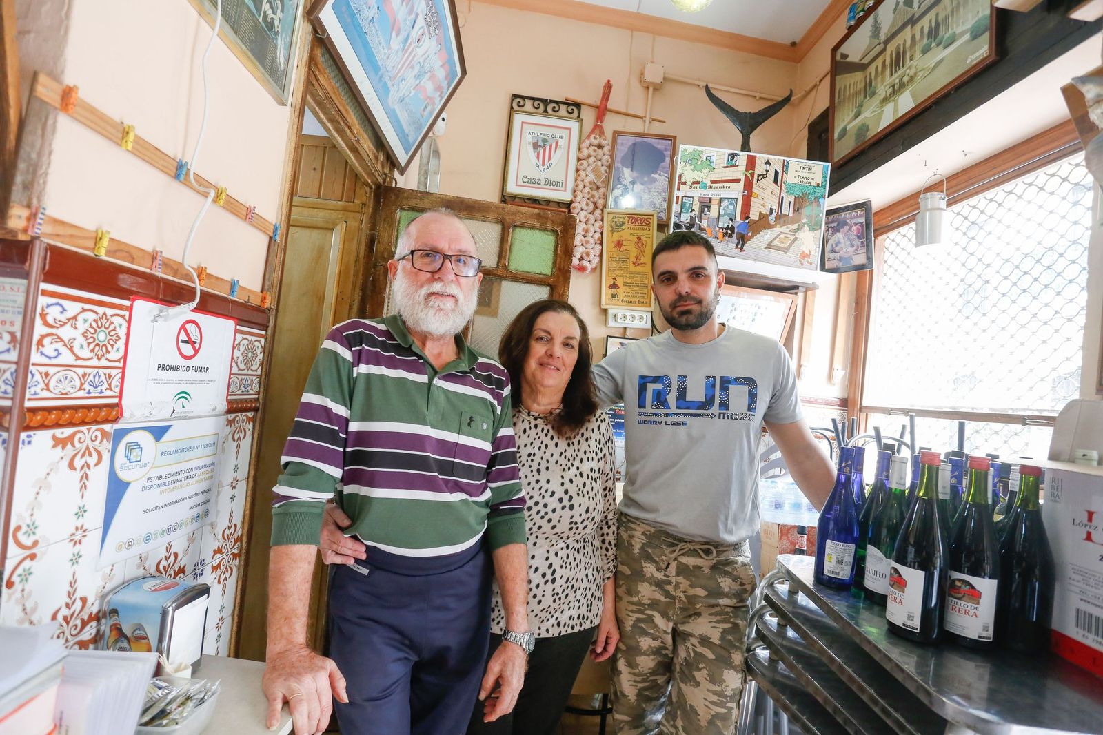 Adiós a Casa Dioni en Algeciras. Después de setenta años de potajes de callos y caracoles al poleo, echa el cierre un templo popular de la calle Sevilla.