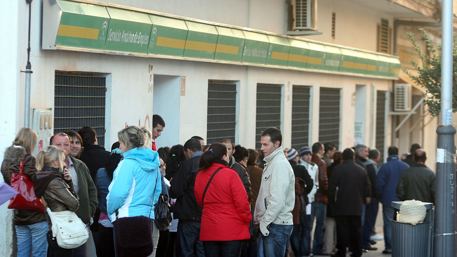 Onubenses hacen cola en una oficina del SAE.