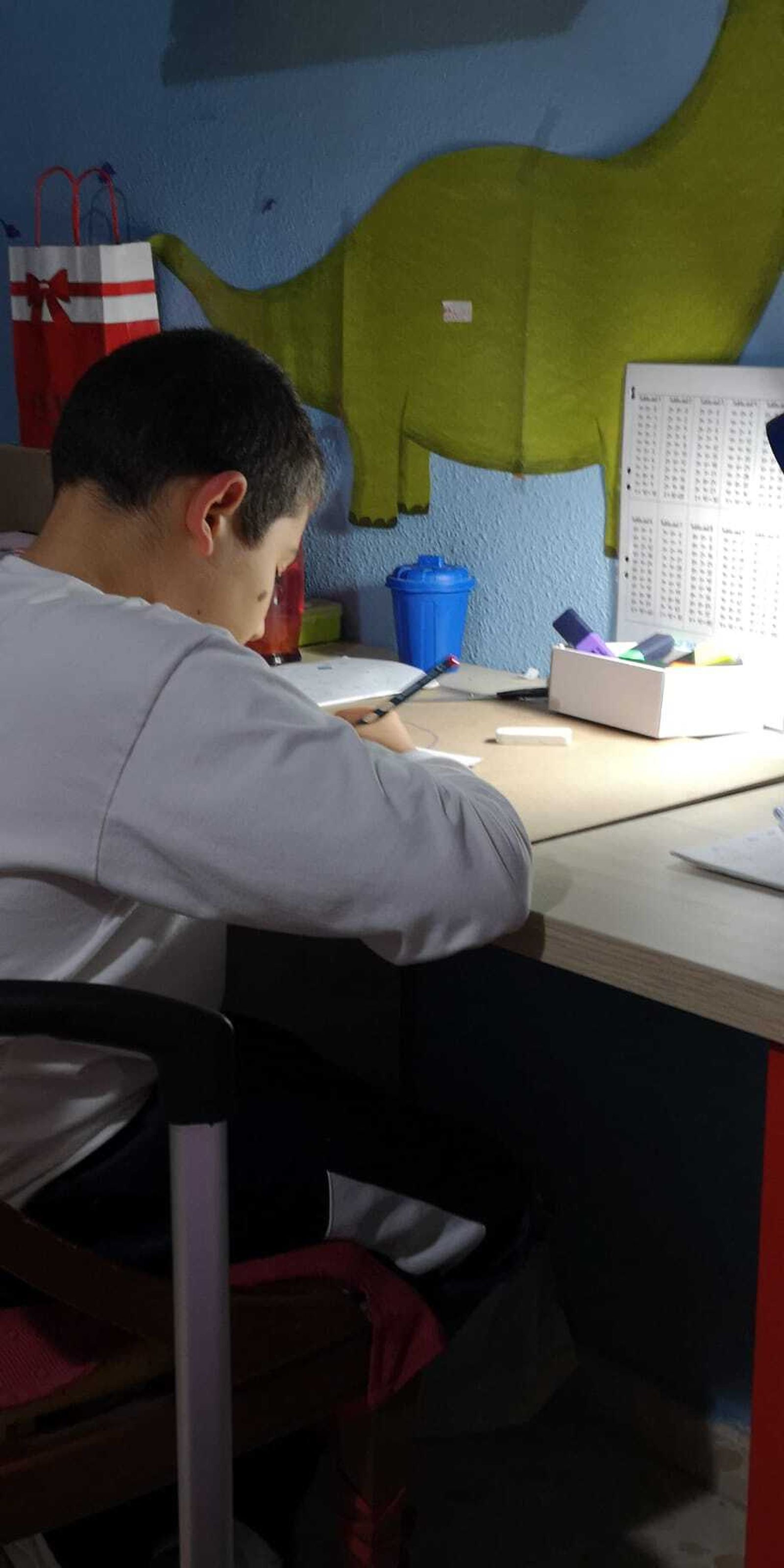 Ángel trabaja en su escritorio.