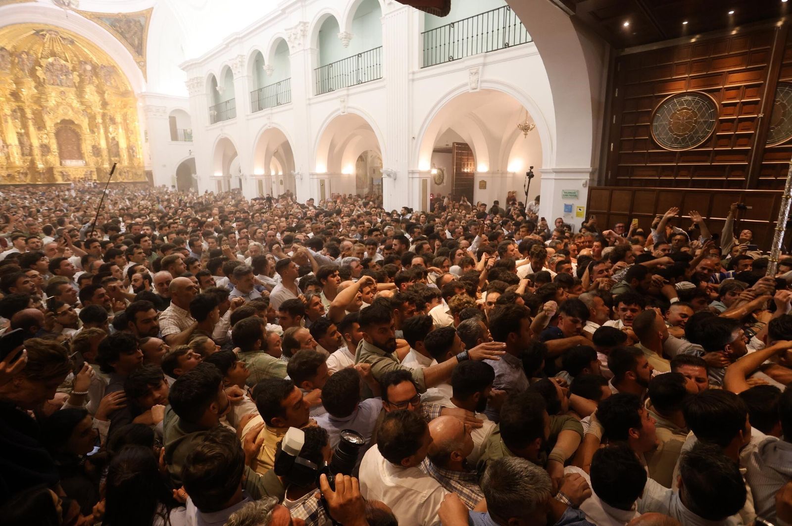 Imágenes de la procesión de la Virgen del Rocío y visita a la casa de Hermandad de Jerez