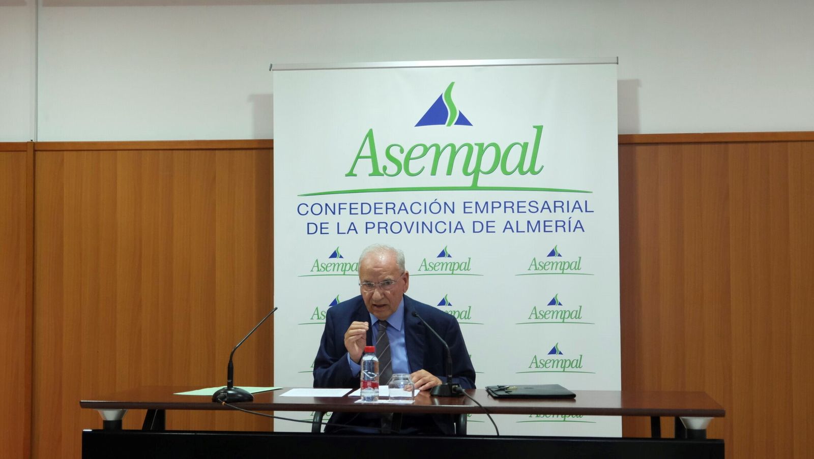 Alfonso Guerra durante su ponencia.