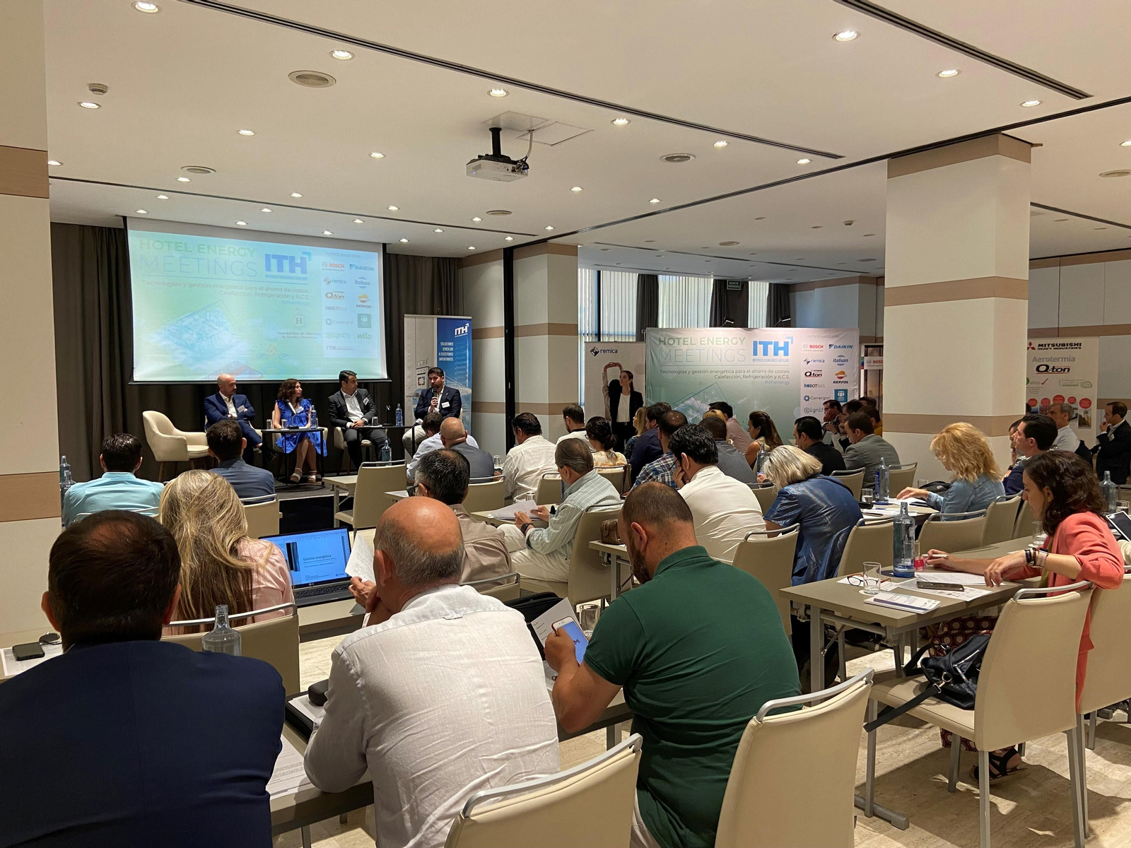 El debate ha girado en torno a maximizar el ahorro energético en sus instalaciones, reducir costes y contribuir a la descarbonización.