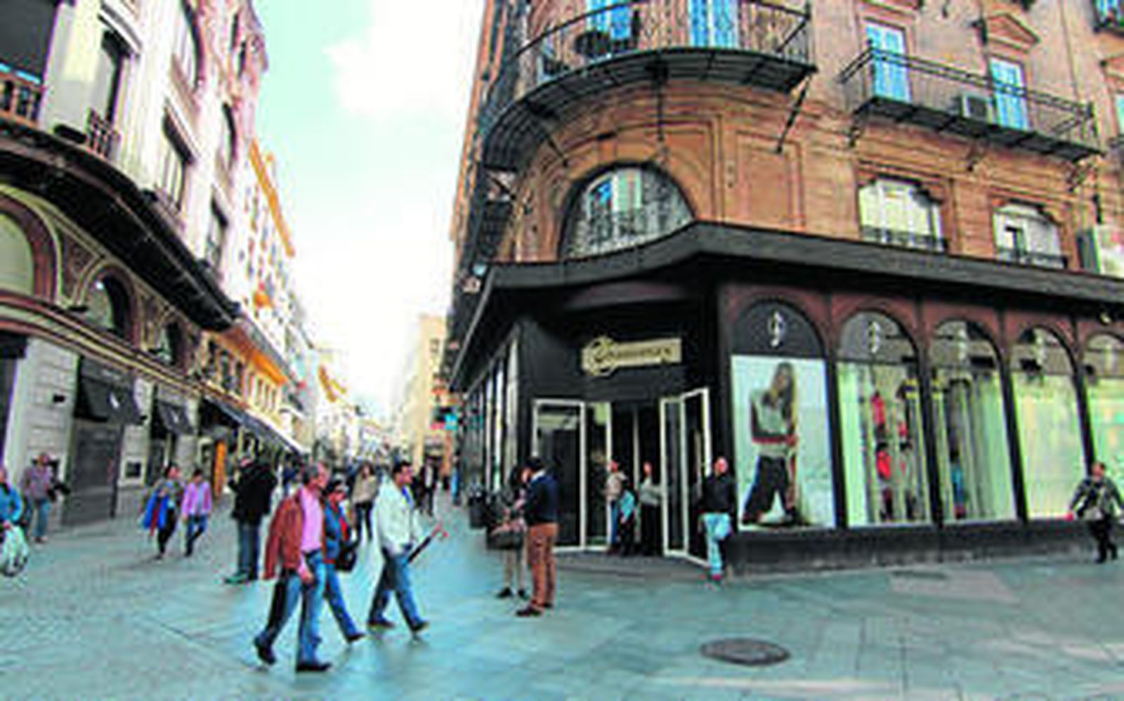 Esquina de Tetuán con la calle Rioja, una de las zonas con más comercios abiertos.
