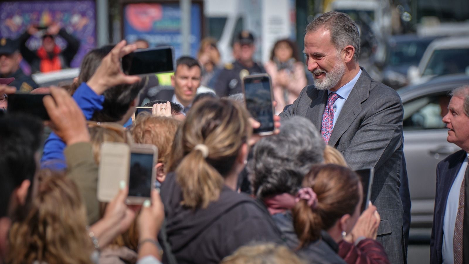 El rey Felipe VI saluda al público que lo esperaba en las afueras del Palacio de Congresos de Cádiz.