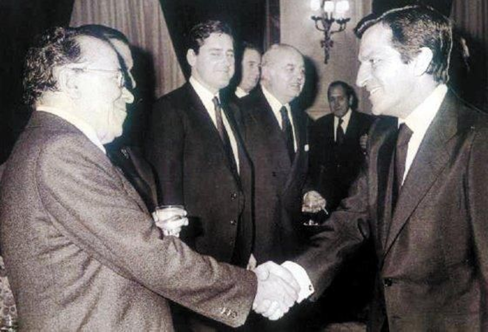 El apretón de manos entre Santiago Carrillo y Adolfo Suárez tras la legalización del PCE en abril de 1977.

Foto: EFE