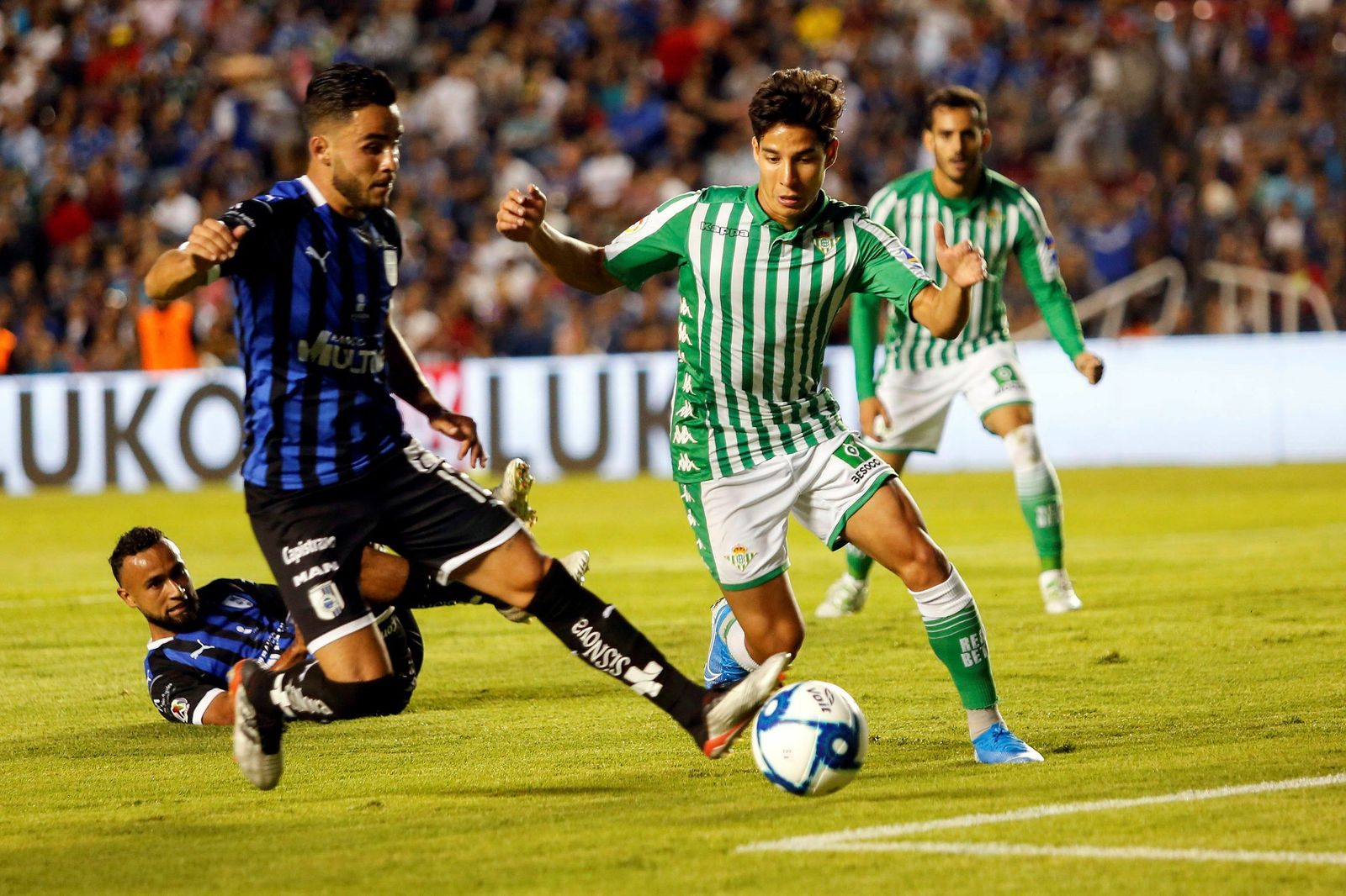 El mexicano Diego Lainez disputa el balón al jugador del Querétaro, Jordán Sierra.