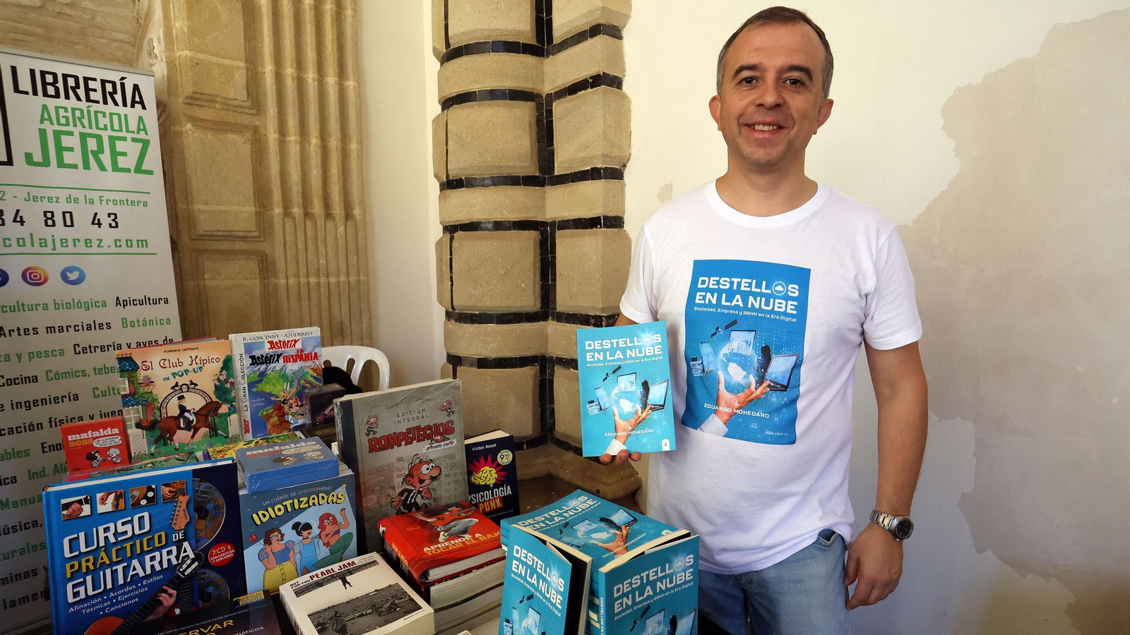 Imágenes del gran ambiente en la Feria del Libro en Jerez