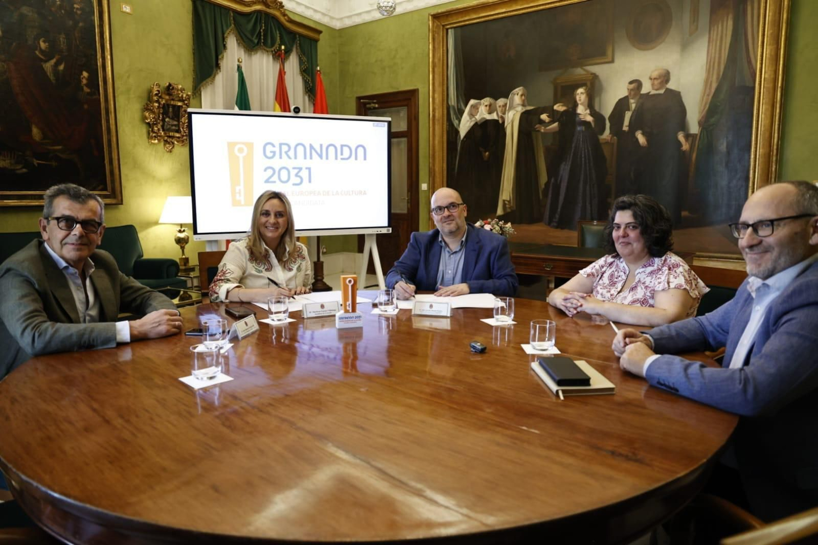 La alcaldesa de Granada, Marifrán Carazo, y el director de la entidad, Juan Antonio Rosado, firman la adhesión