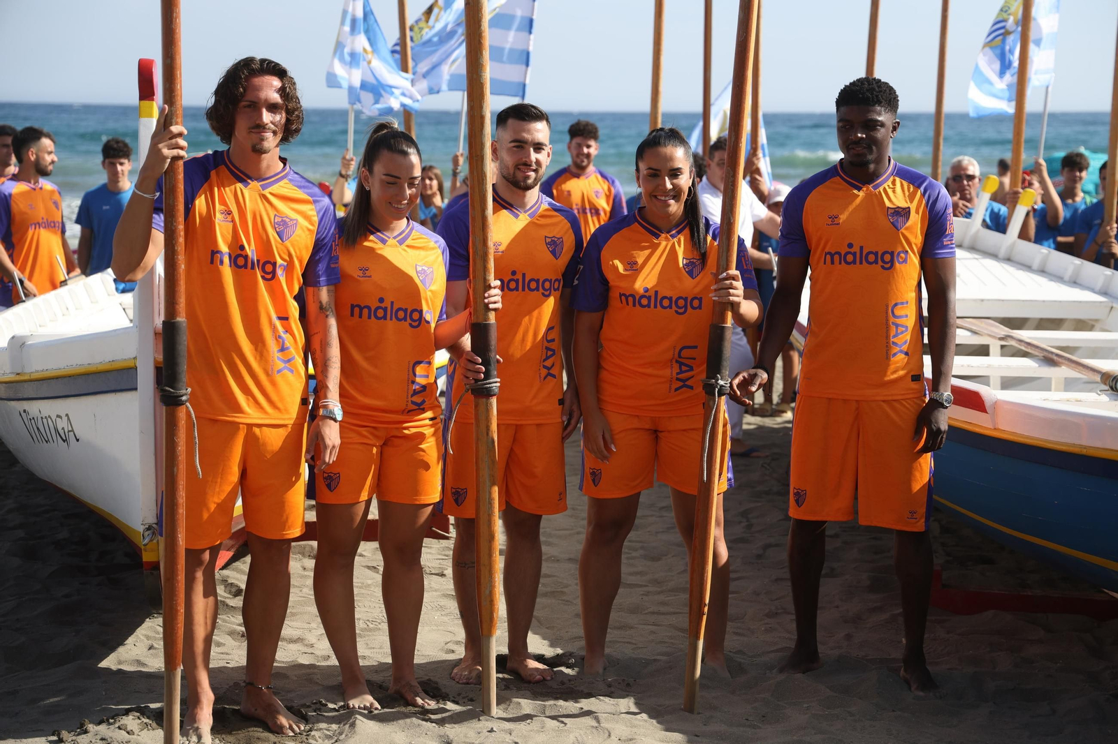 Naranja, azul y el ojo fenicio: la tercera camiseta del Málaga CF 2025/26