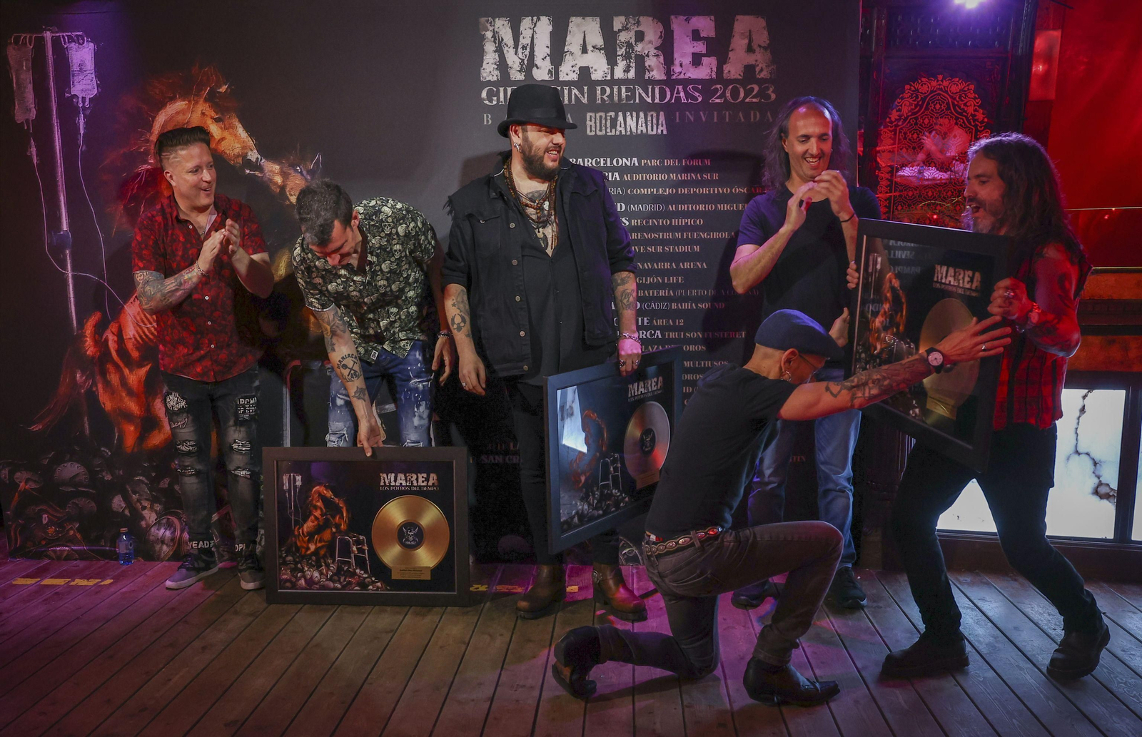 La banda de rock Marea recibe de manos de Fito Cabrales el disco de oro por 'Los potros del tiempo'