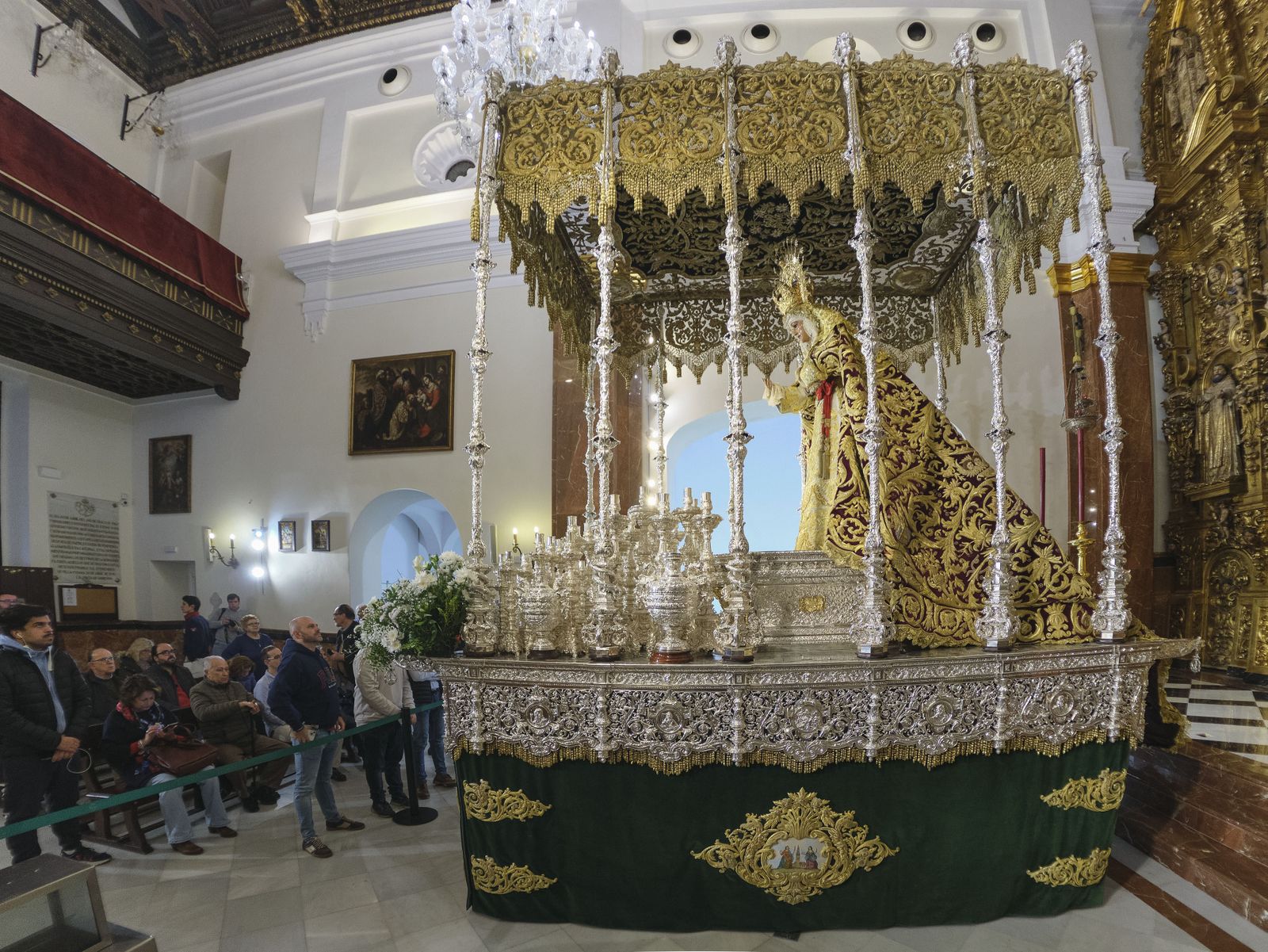 La Esperanza de Triana amanece subida en su palio, con el manto morado a estrenar en la Madrugá