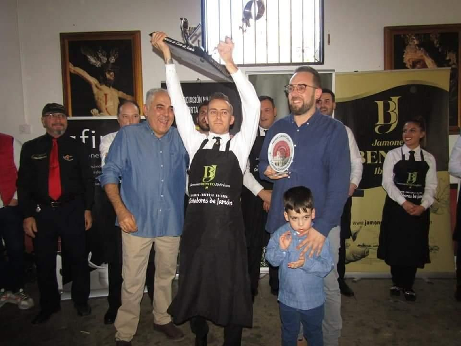 El jerezano Juan Carlos Garrido, con el trofeo del Concurso Nacional de cortadores de jamón de La Puebla de Cazalla.