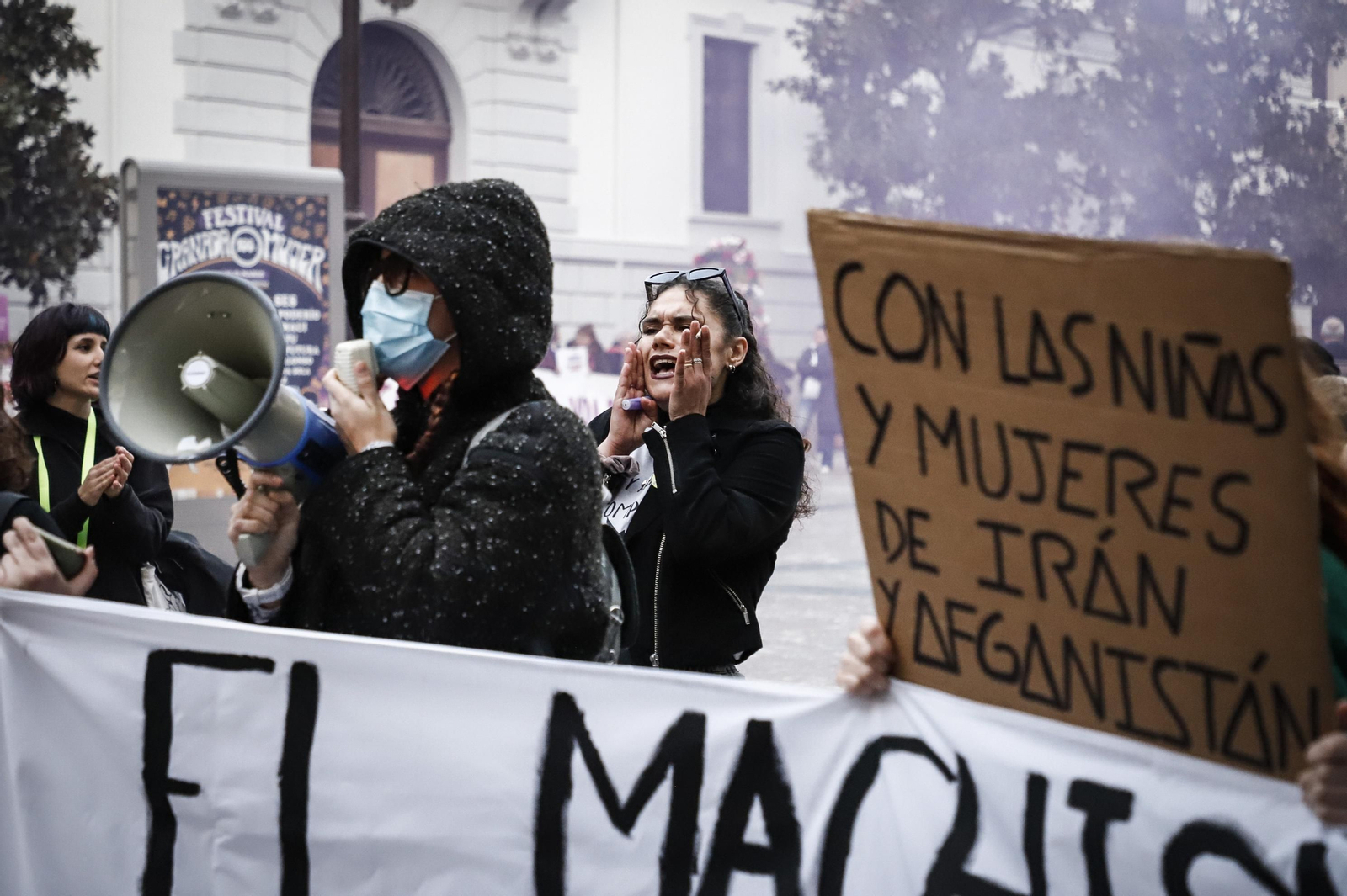 Una ola morada inunda la avenida principal de Granada en el Día de la Mujer