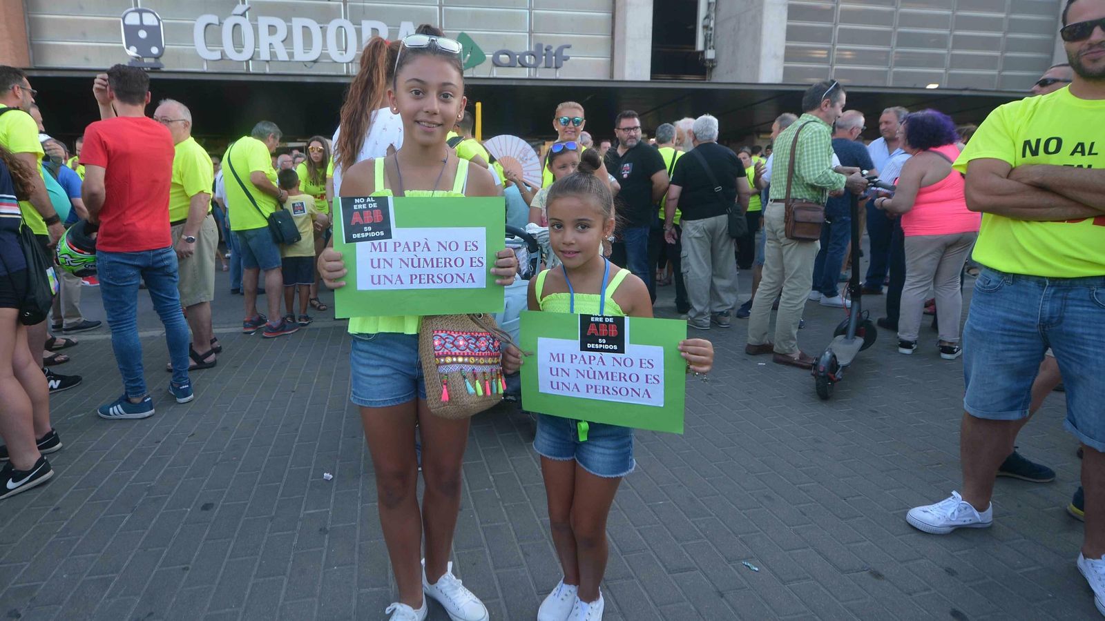 Unas niñas con una pancarta de apoyo