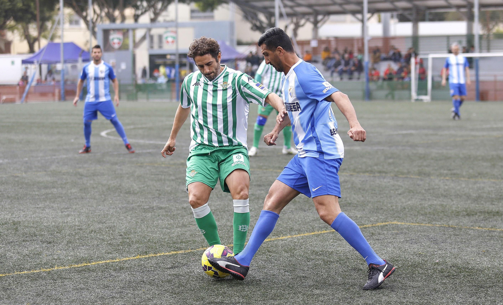 La jornada solidaria de los Málaga Forever y el Betis, en fotos