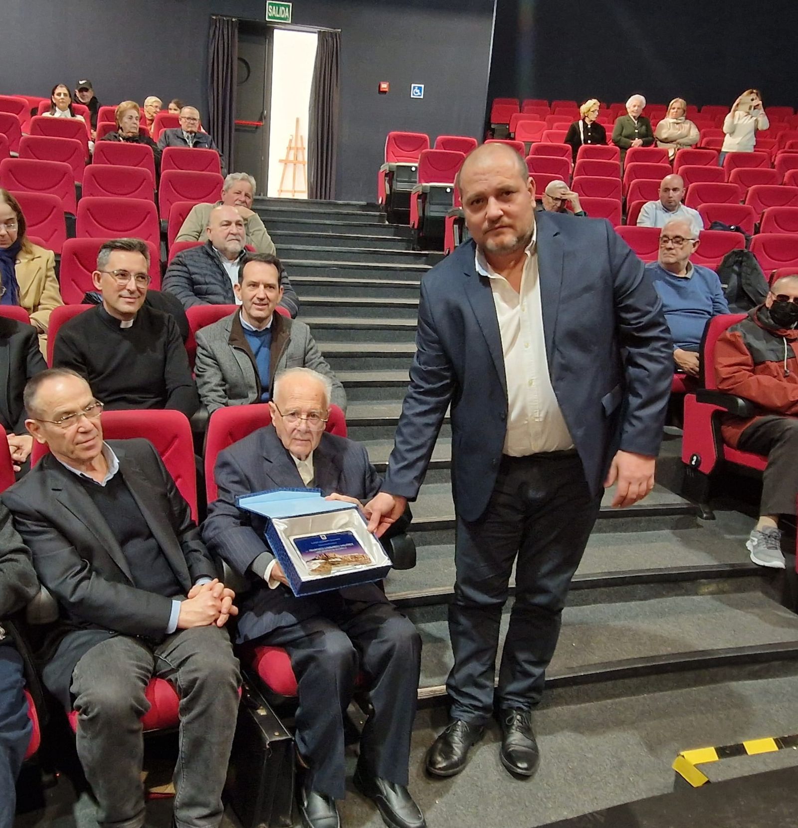 El alcalde de Salobreña junto al párroco Francisco Lombardo