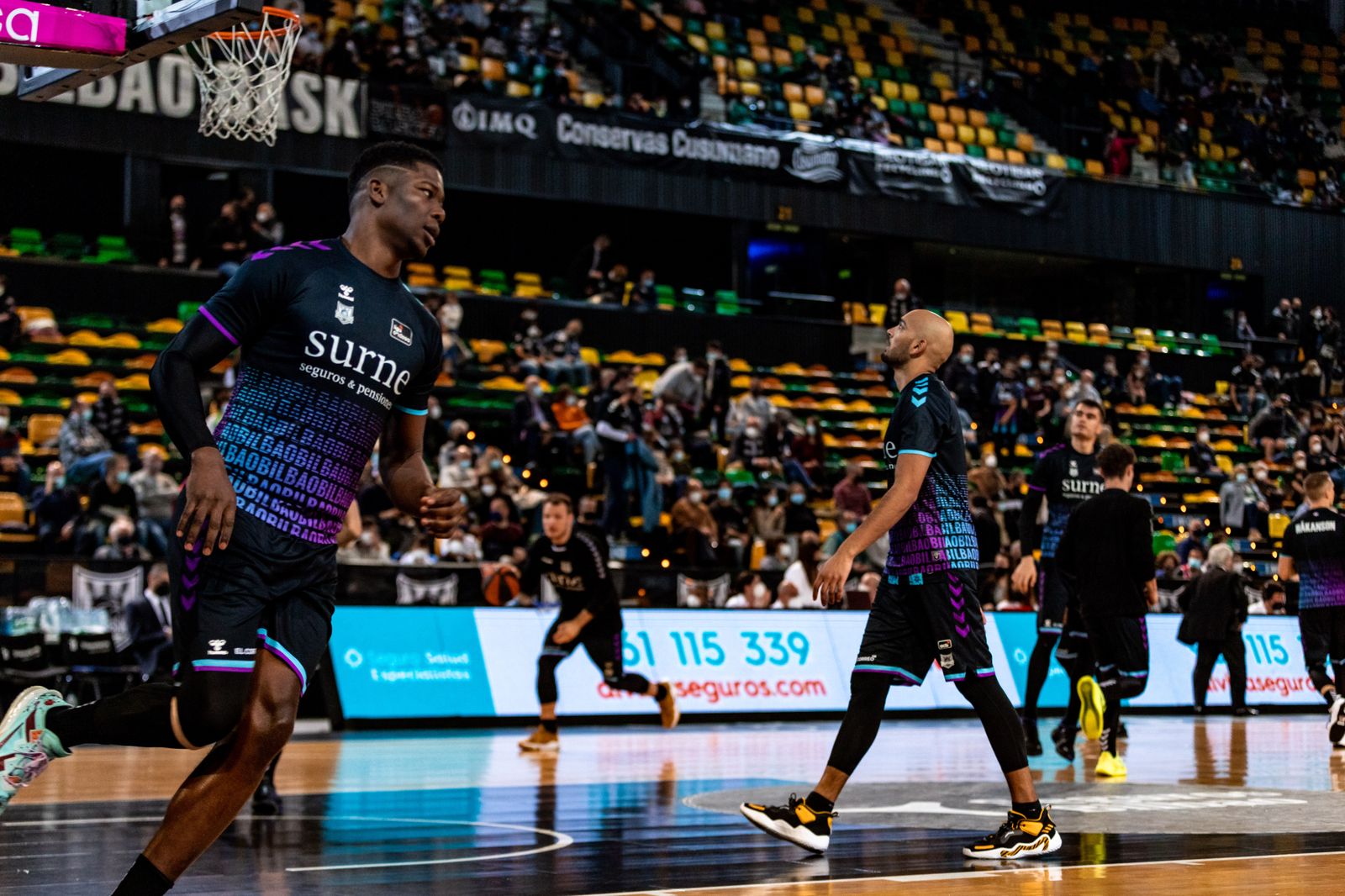 Un calentamiento del Surne Bilbao Básket.