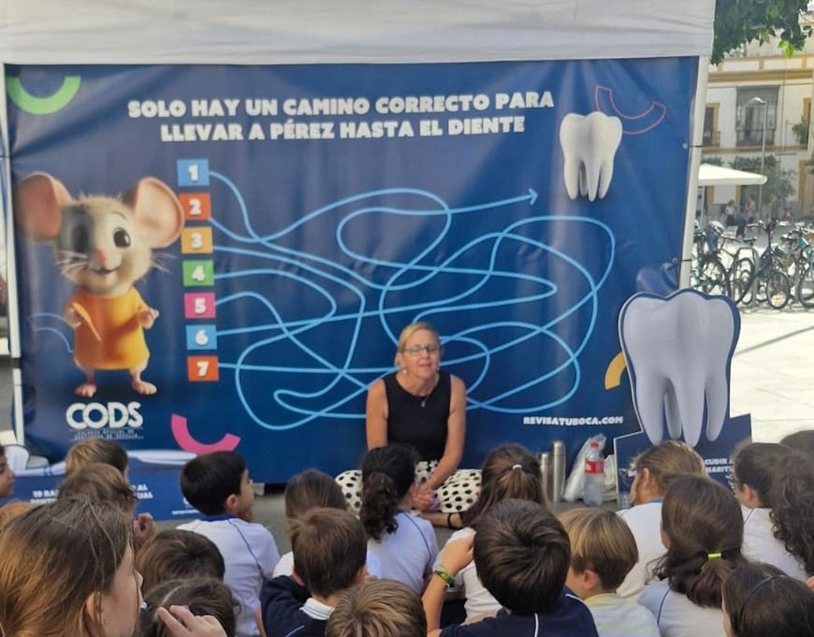 Varios escolares durante uno de los talleres.