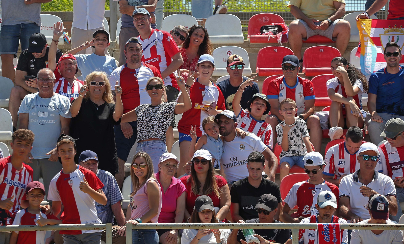 Fotos de la afición durante el Algeciras - Celta B en el estadio Nuevo Mirador