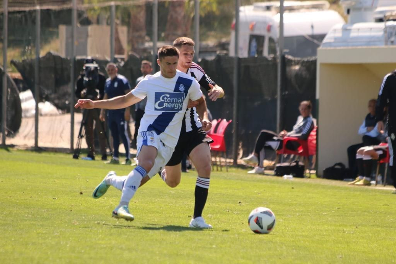 Sergio Chinchilla intenta atrapar el esférico en la banda de La Manga Club.