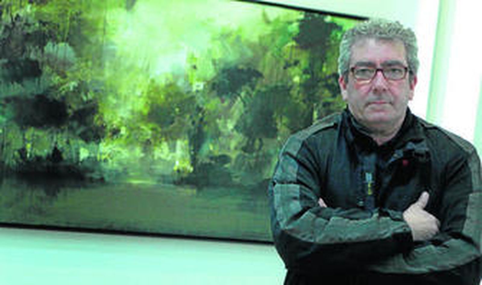 Ricardo Galán Urréjola, junto a una de las obras que se exponen en la Galería Benot.