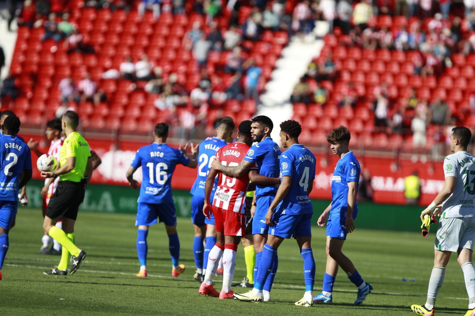 Jugadores del Getafe consuelan al Choco Lozano después de consumarse el descenso.