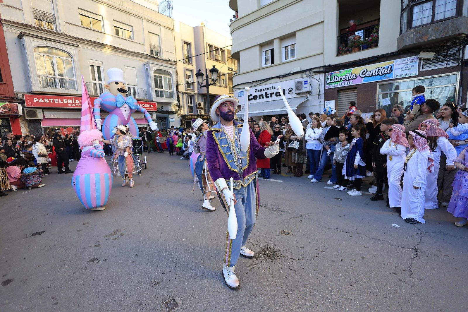 Búscate en las fotos de la cabalgata del Carnaval de La Línea 2026